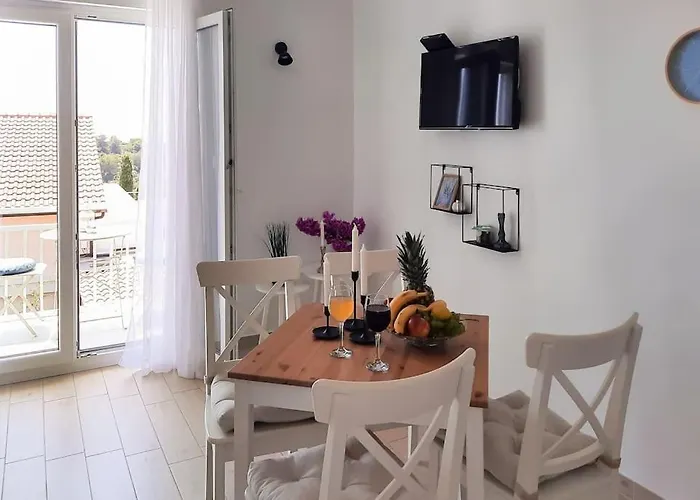 Walk To The Beach From A Cool And Modern Apartment