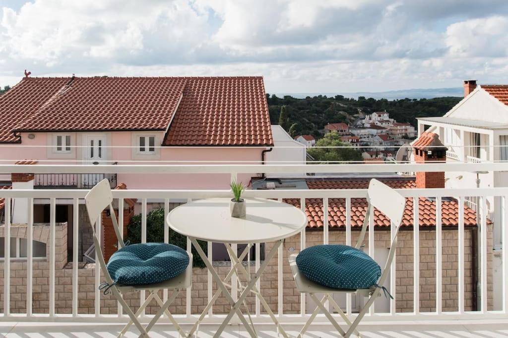 Walk To The From A Cool And Modern Apartment *